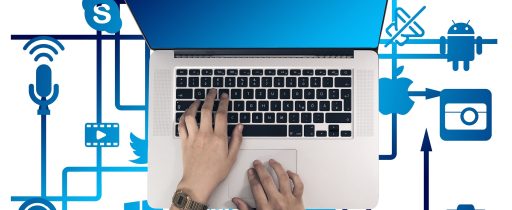 Symbolbild für verschiedene Arten von online Texten. Im Vordergrund ist ein Laptop zu sehen, auf dem zwei Hände gerade auf der Tastatur arbeiten. Der Hintergrund ist auf blauen, feinen Linien, die symbolisch die unsere digitale Welt abbilden.